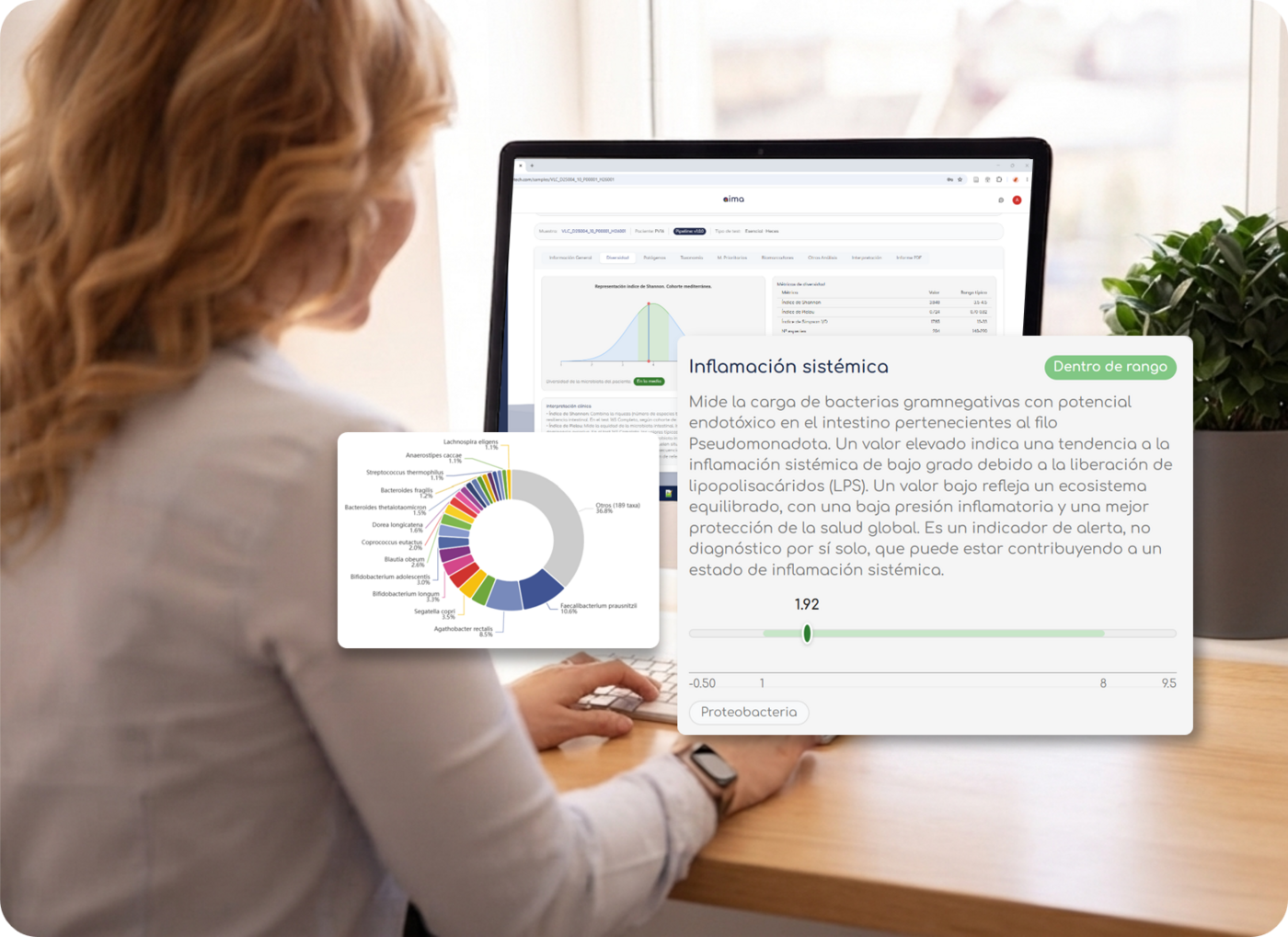 Profesional revisando el informe de microbiota AIMA